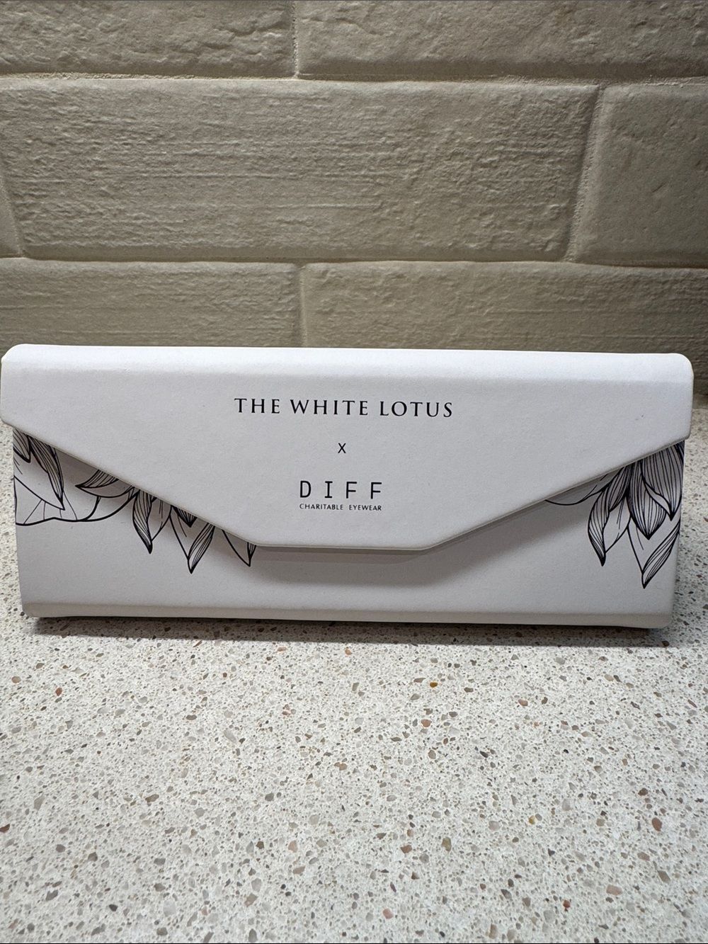 Diff Eyewear x The White Lotus Hawaii Pineapple Sunglasses with Case and Cloth - Picture 3 of 11